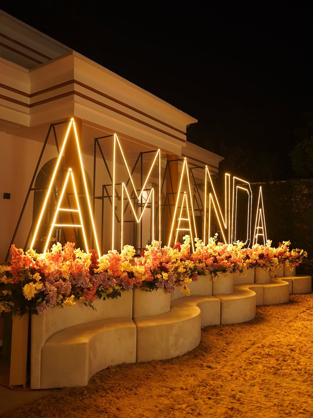 Cenário decorado para evento