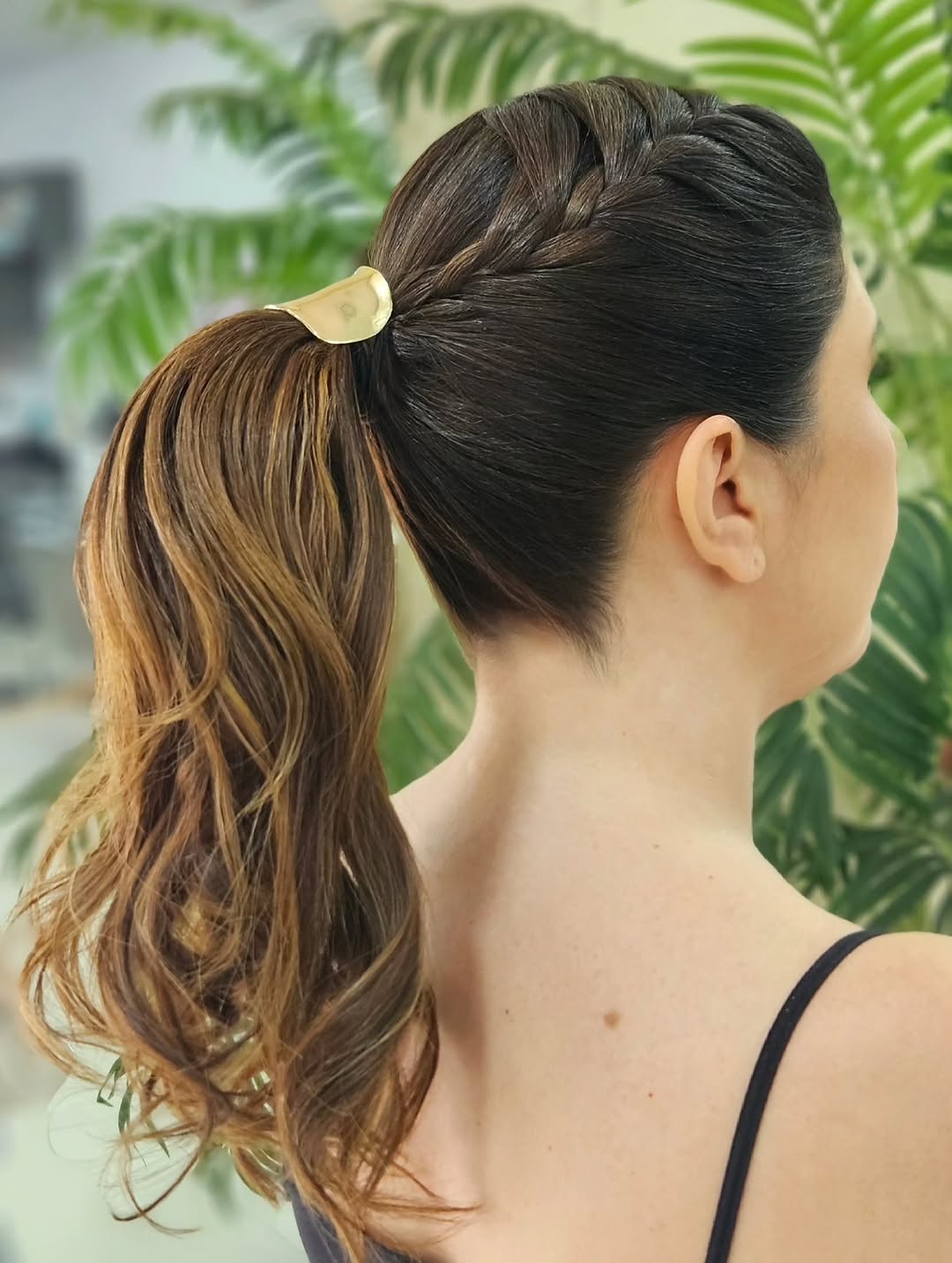 Penteado com rabo de cavalo e acabamento polido