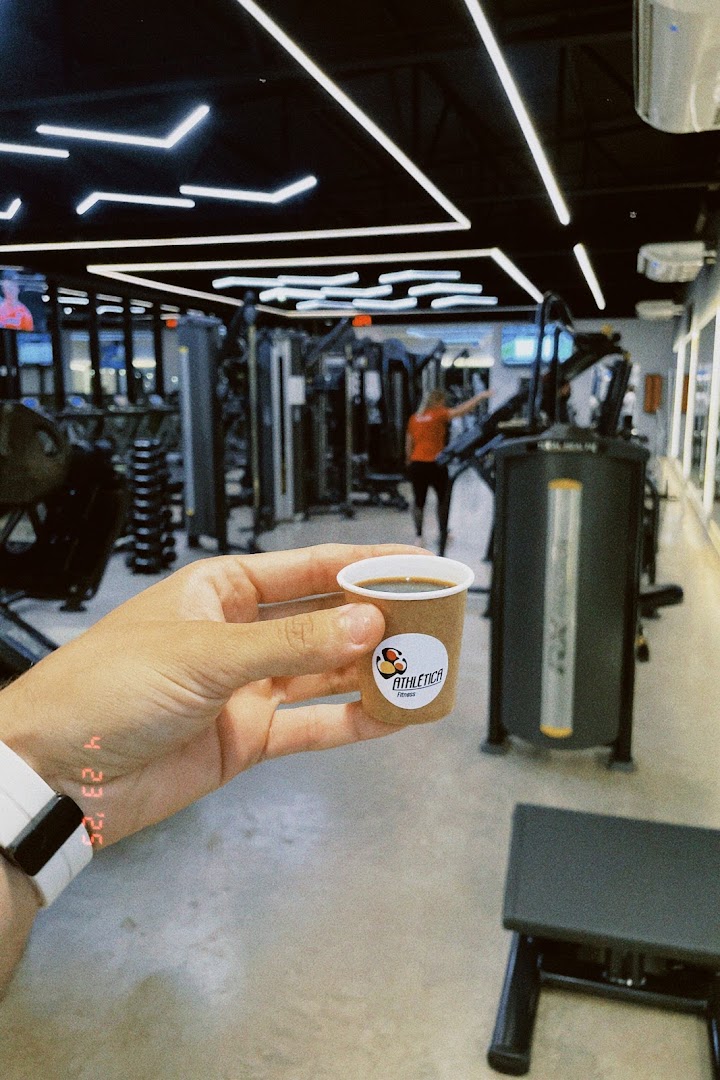 Corredor com equipamentos de musculação