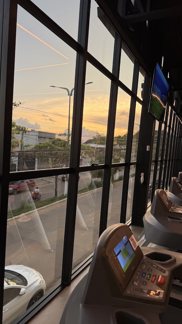 Vista do pôr do sol pela janela da academia