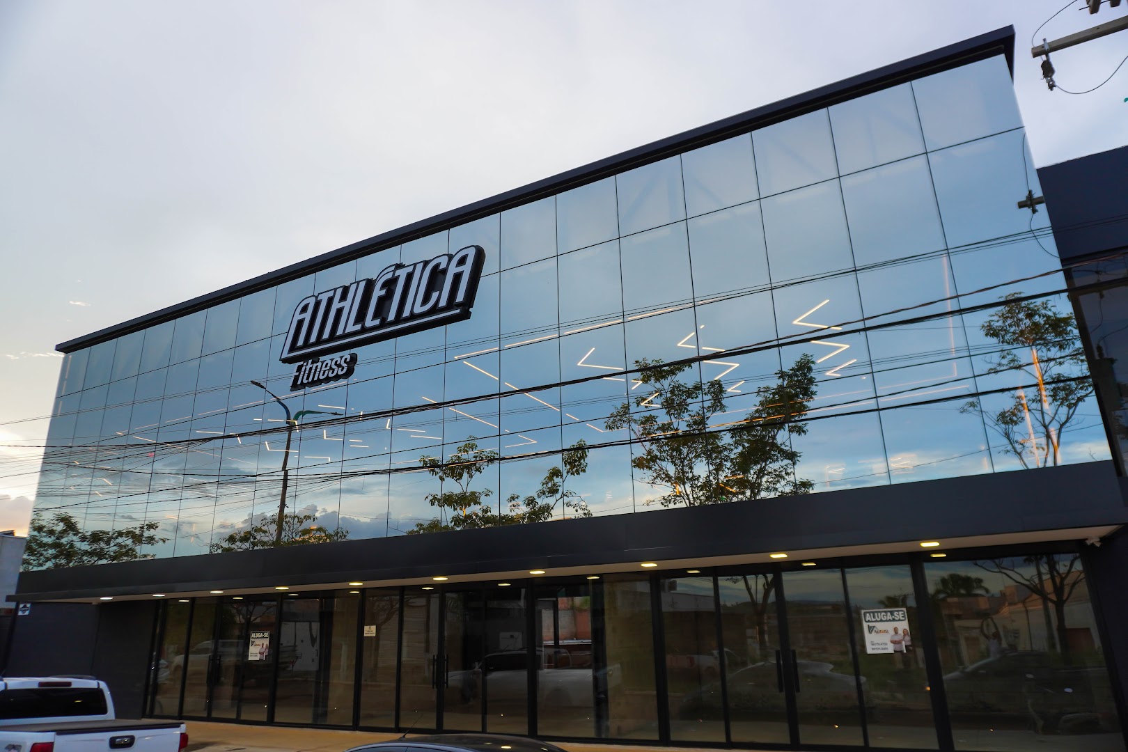 Fachada moderna da Athlética Fitness