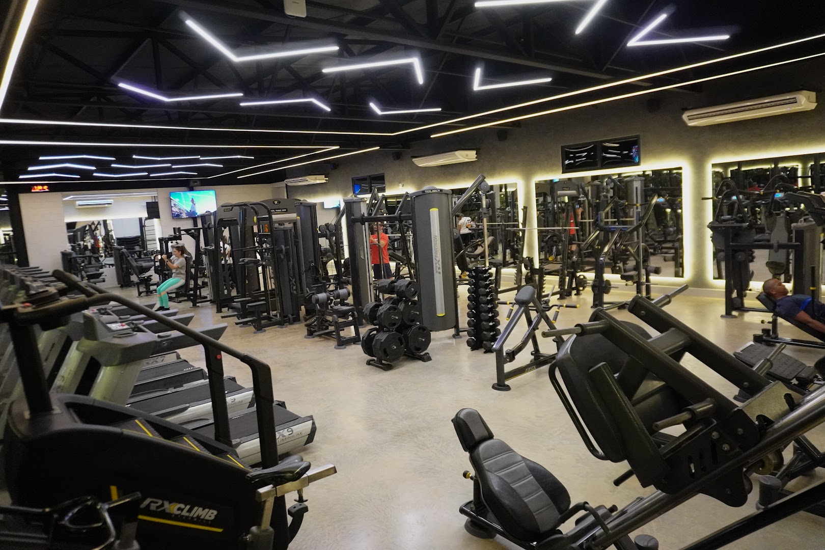 Sala de musculação ampla com equipamentos modernos