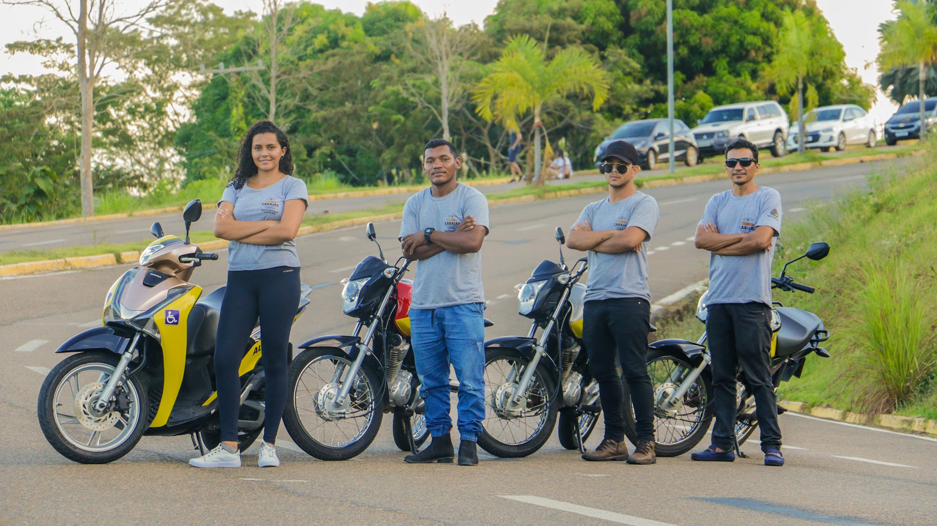Equipe de instrutores da Auto Escola Carajás com motos ao fundo