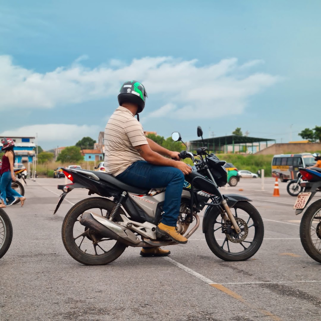 Aluno em aula de moto na pista da Auto Escola Carajás