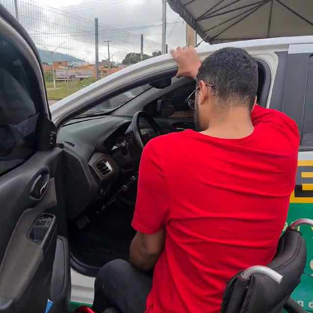 Instrutor orientando aluno dentro do carro da Auto Escola Carajás