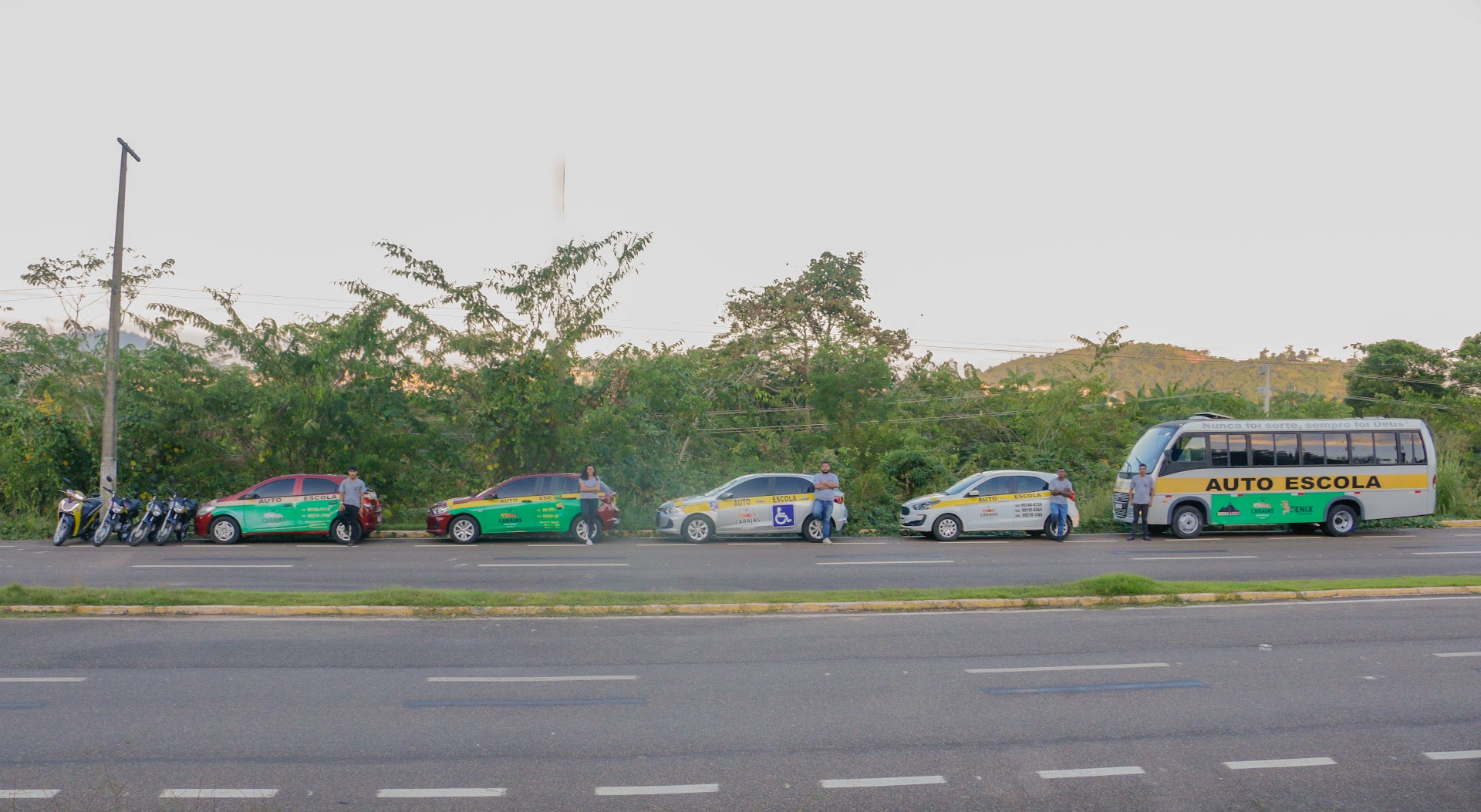 Pista de treino da Auto Escola Carajás com carros ao fundo
