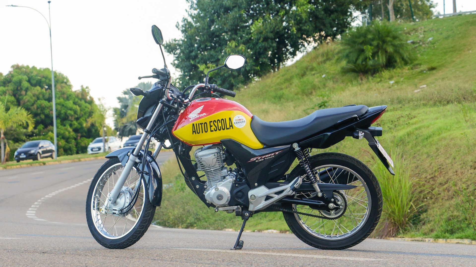 Moto de instrução vermelha e amarela da Auto Escola Carajás em close