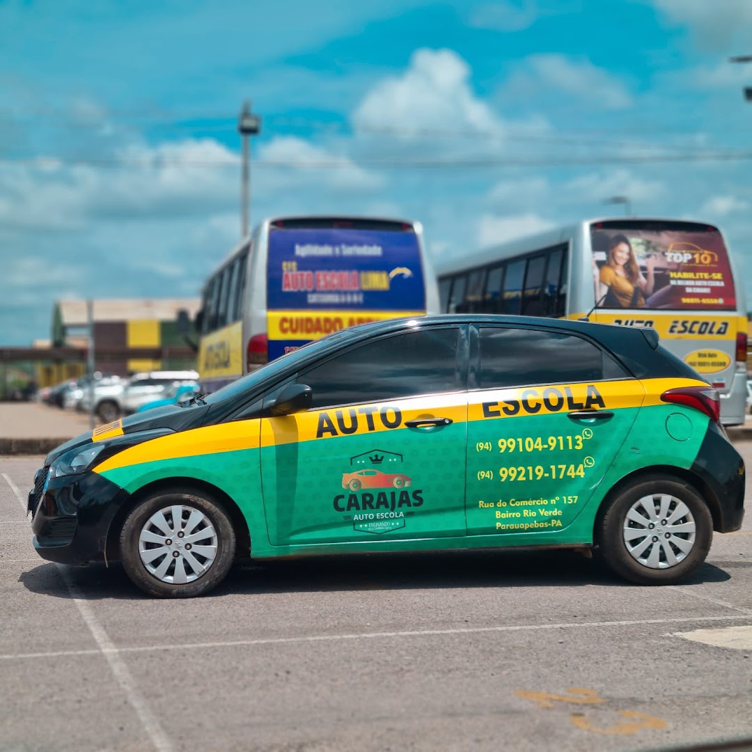 Carro verde plotado e micro-ônibus da Auto Escola Carajás juntos no pátio
