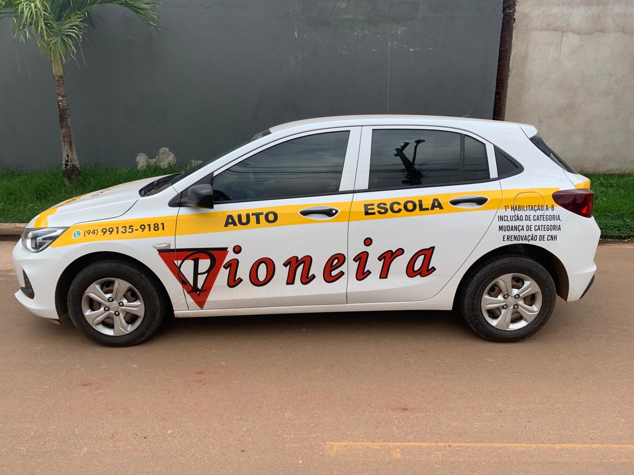 Carro de instrução da Pioneira plotado em branco e amarelo