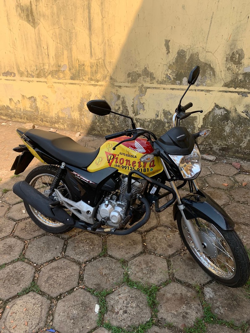 Moto de instrução plotada da Auto Escola Pioneira