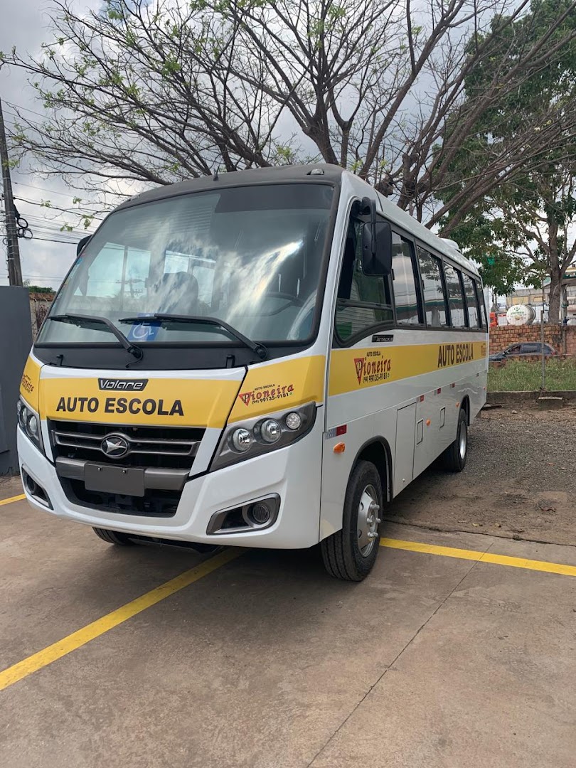 Micro-ônibus plotado da Auto Escola Pioneira