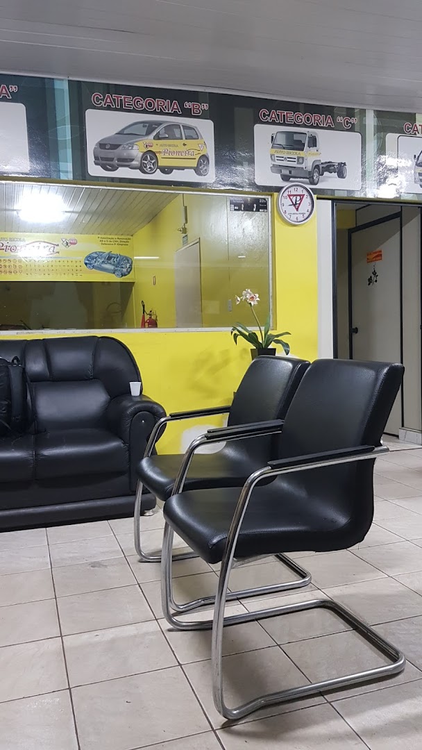 Sala de espera com poltronas de couro na Auto Escola Pioneira