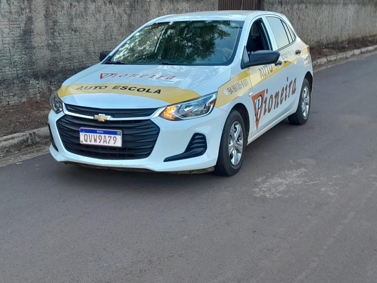 Carro novo plotado da Auto Escola Pioneira