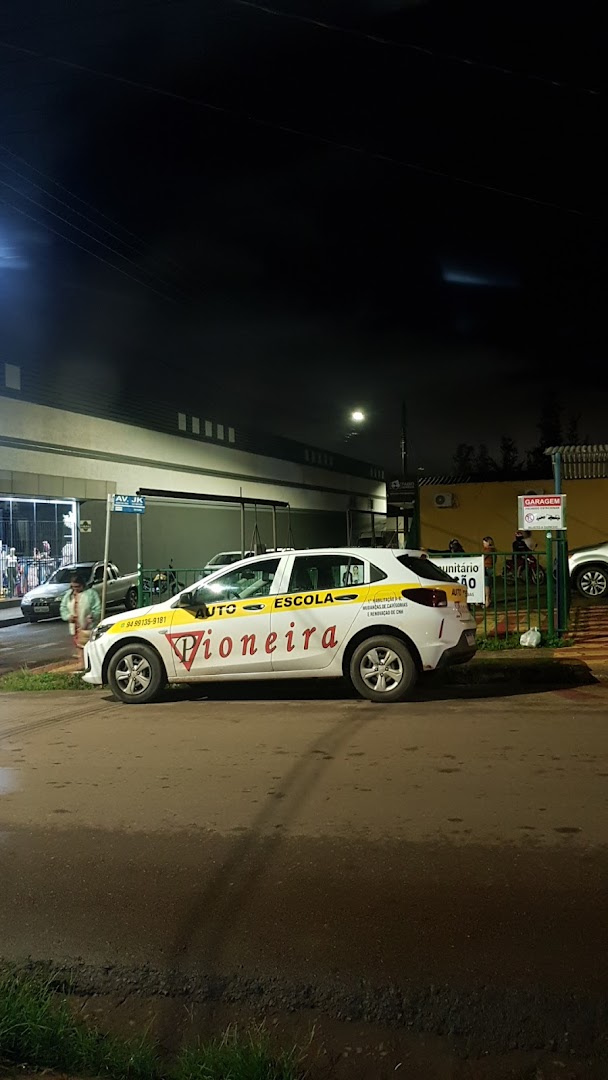 Carro plotado da Pioneira em frente à sede à noite