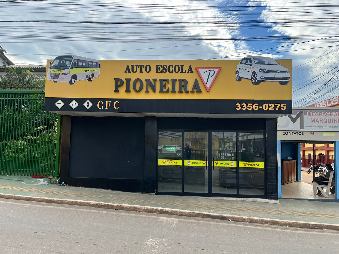 Fachada preta e amarela da Auto Escola Pioneira em Parauapebas