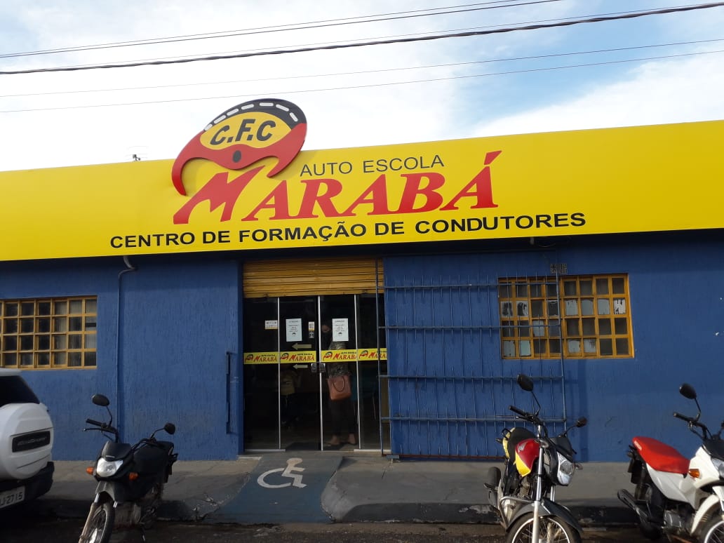 Fachada amarela do CFC Auto Escola Marabá