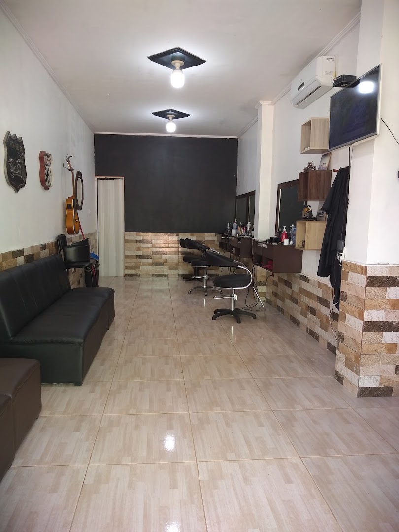 Fileira de cadeiras de barbeiro no salao da Barbearia Club