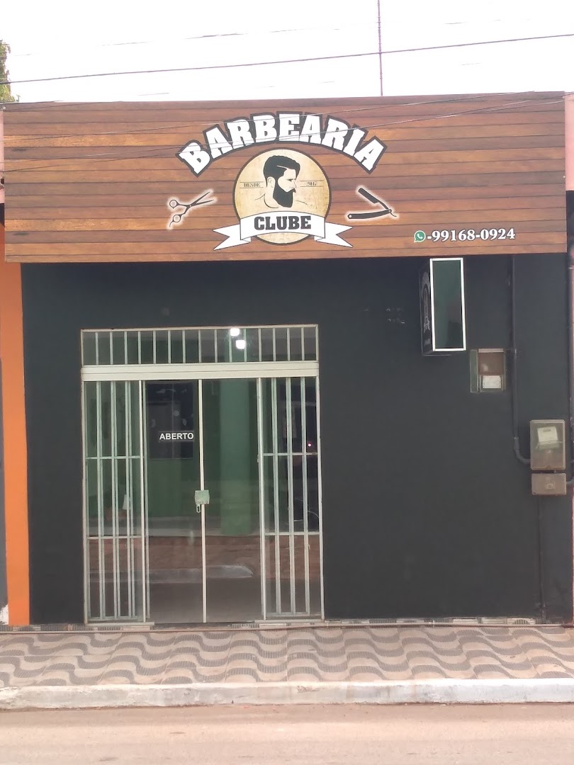 Fachada de madeira da Barbearia Club com o nome em destaque
