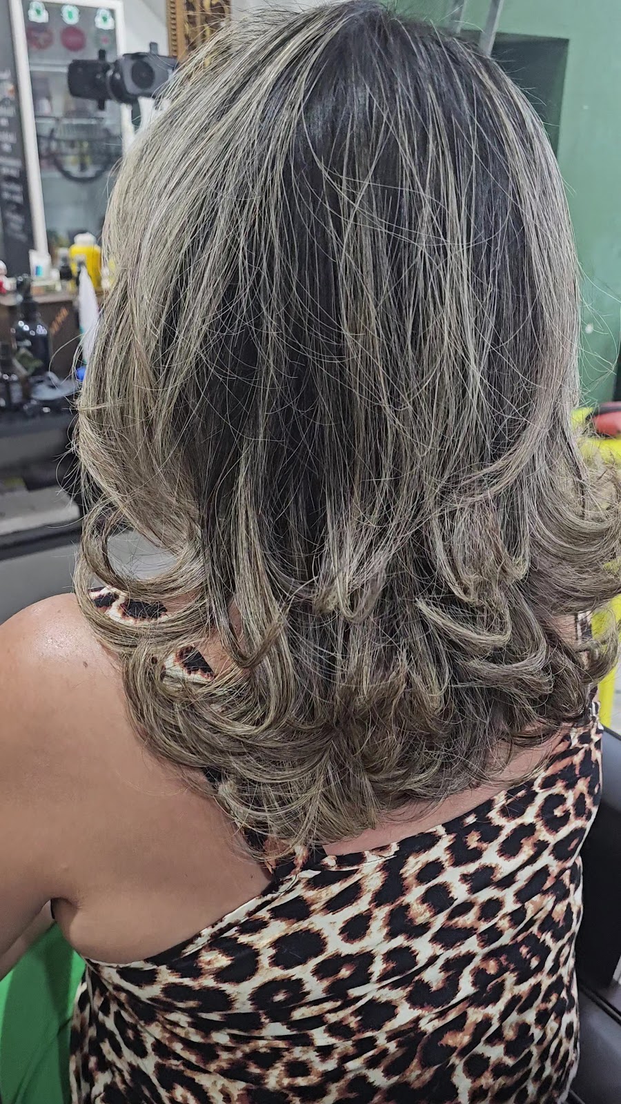 Cabelo feminino com mechas e escova finalizado na Barbearia Navalhas