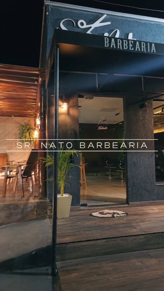 Fachada da Barbearia Sr. Nato à noite