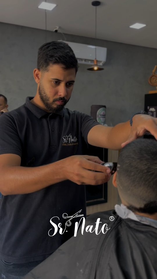 Barbeiro da Sr. Nato realizando corte profissional