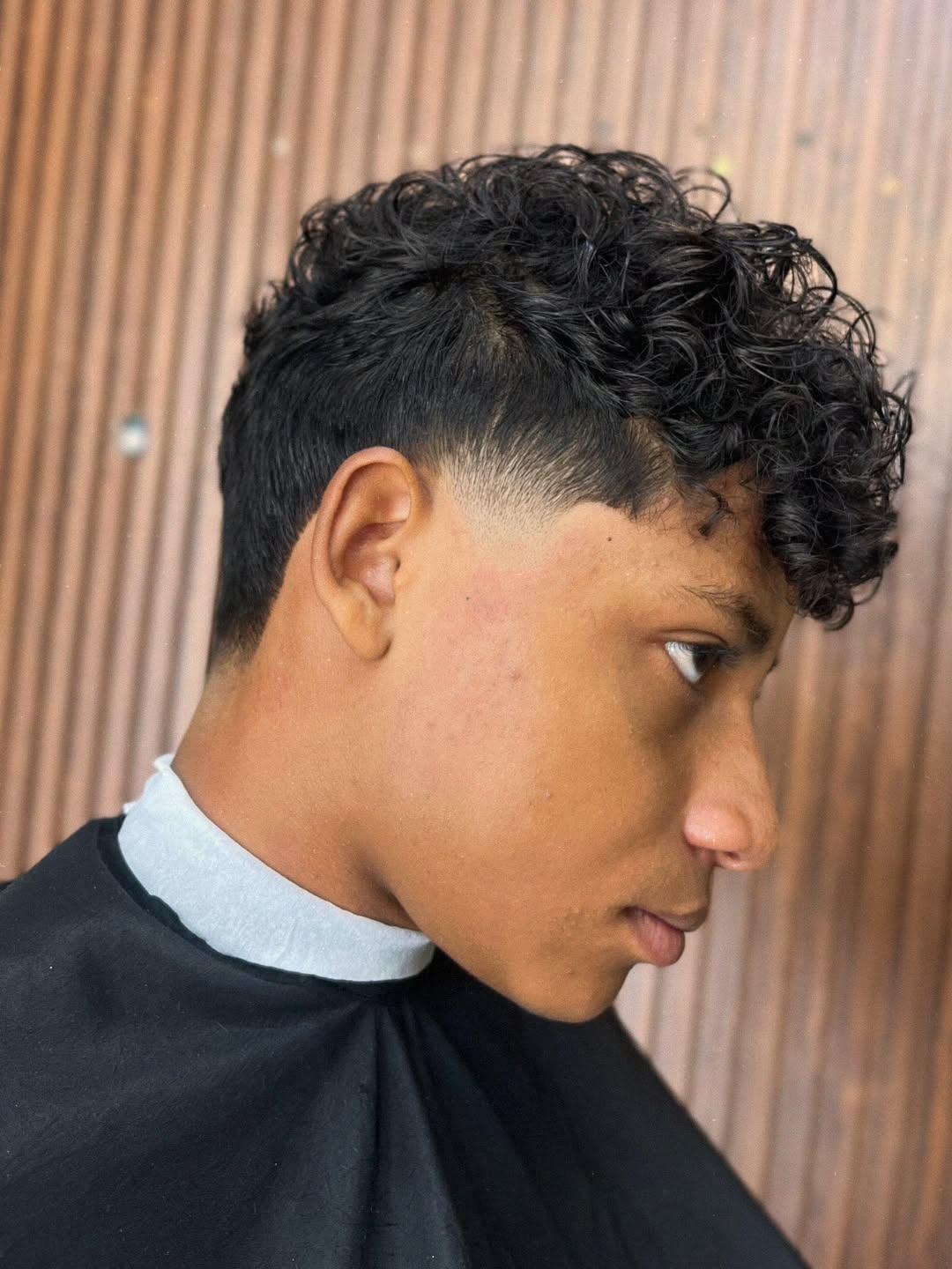 Corte com cachos e fade perfeito