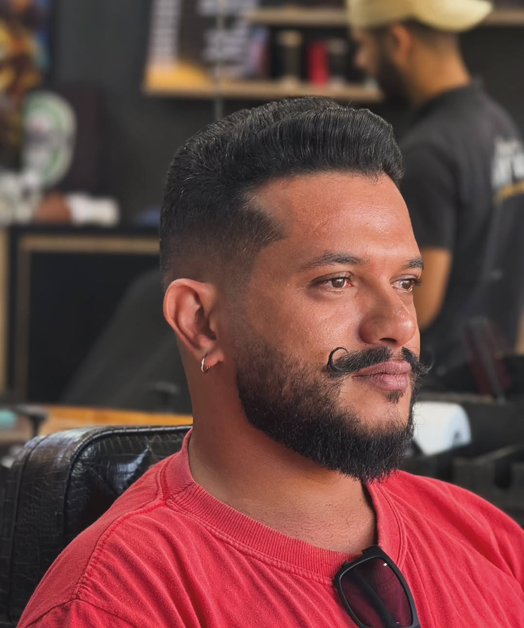 Corte clássico com barba trabalhada