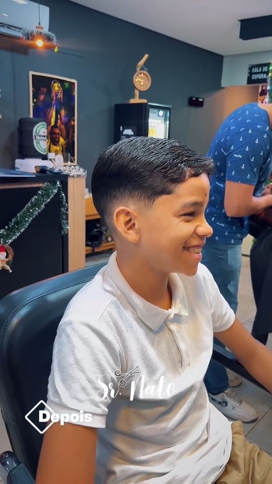Cliente satisfeito após o corte