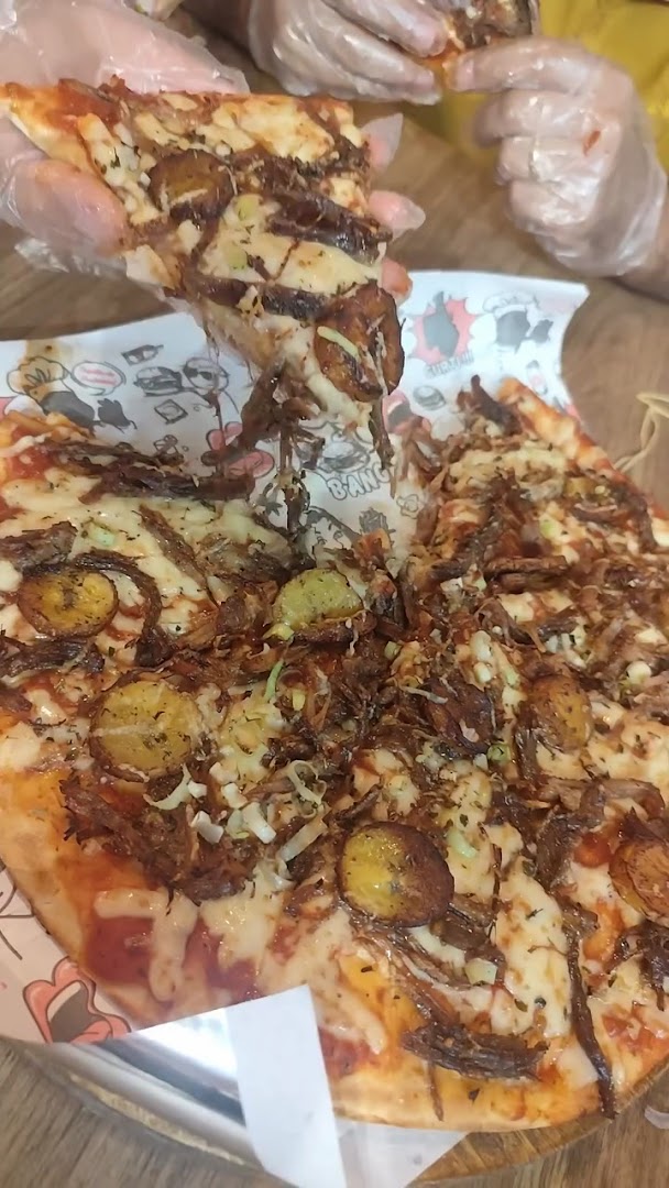 Fatia de pizza com cobertura generosa e borda dourada