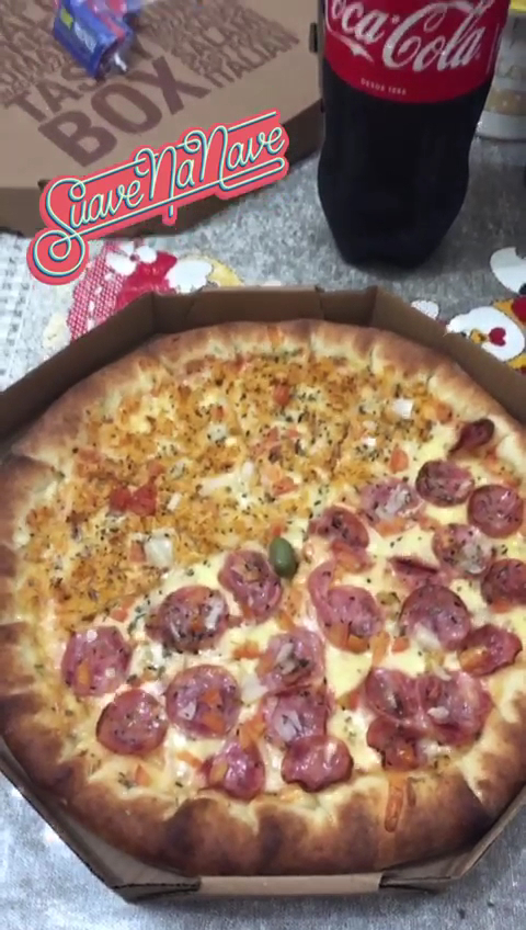 Pizza recém-saída do forno