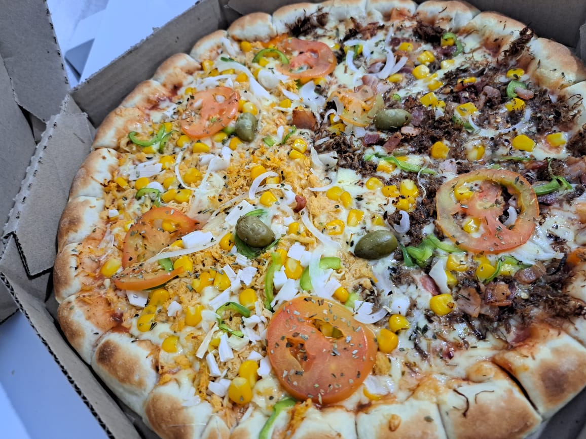 Pizza com recheio generoso