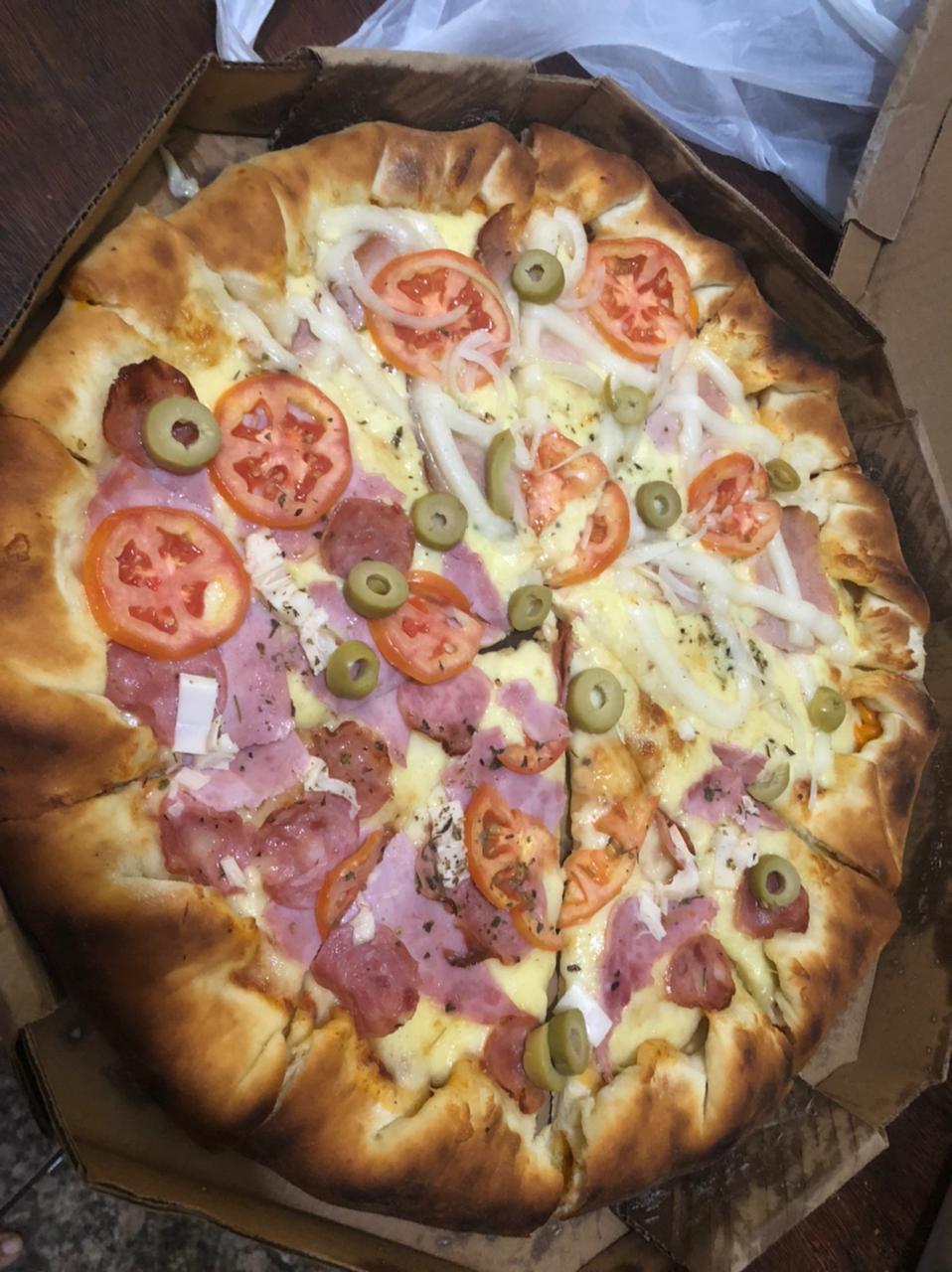 Pizza fresquinha com recheio caprichado