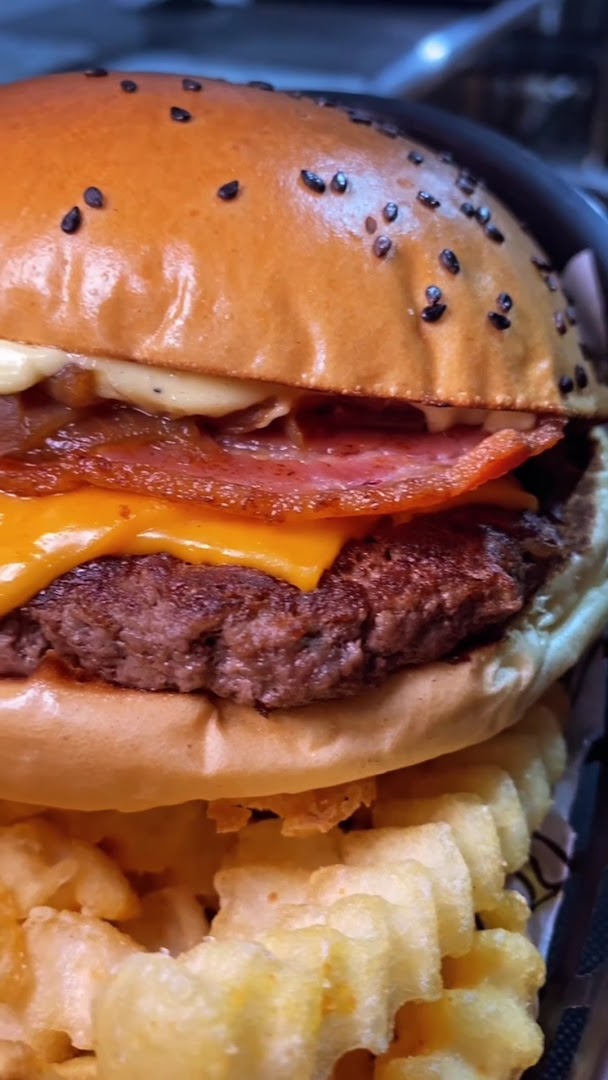 Hambúrguer com bacon crocante e cheddar bem de perto