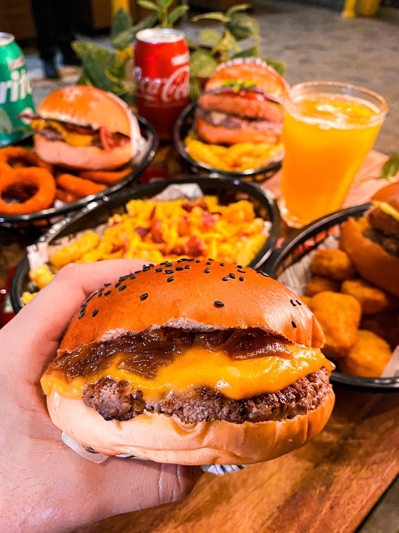 Combo com hambúrguer, onion rings, fritas e suco gelado