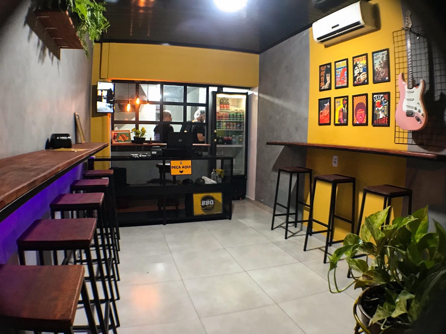 Interior moderno com banquetas, balcão e balcão de pedidos