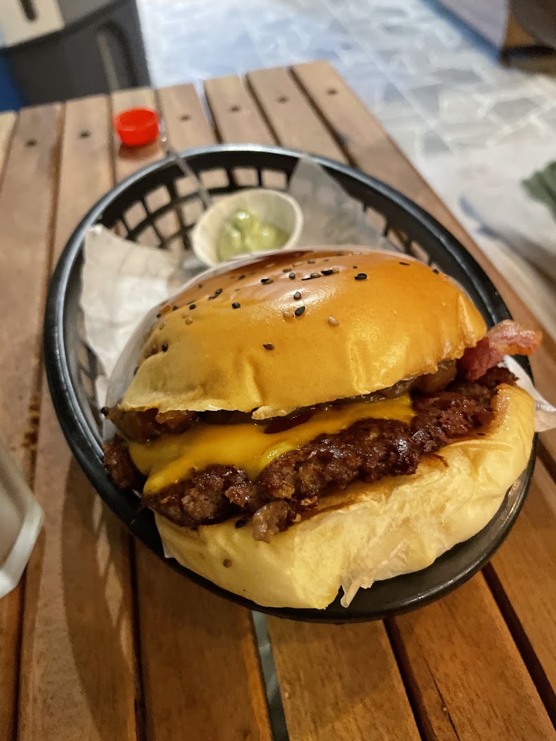 Cheeseburger artesanal suculento no cestinho da BBQ Burgers
