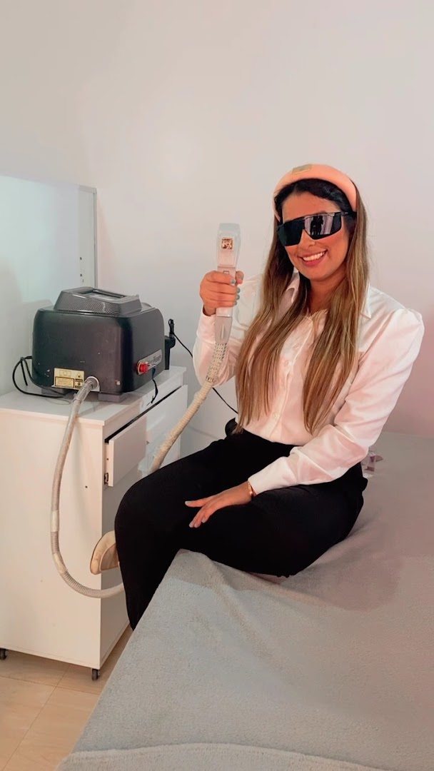 Beatriz Fernandes com equipamento de estética