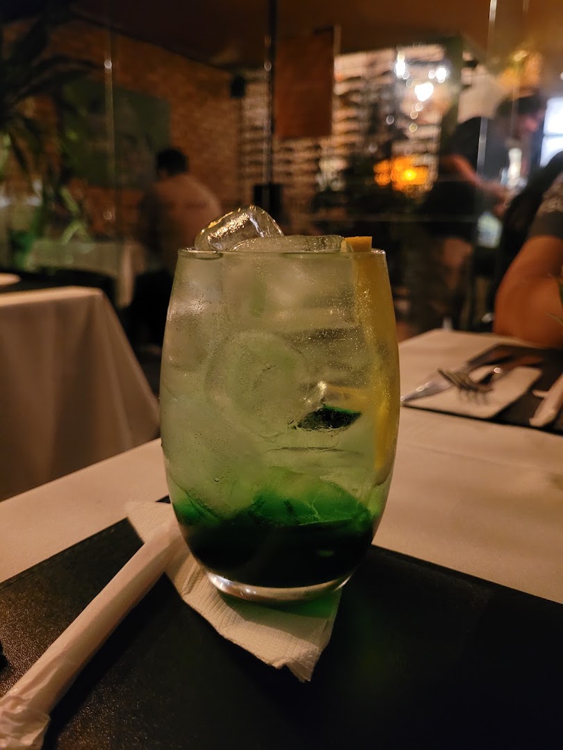 Coquetel refrescante em tom verde com gelo