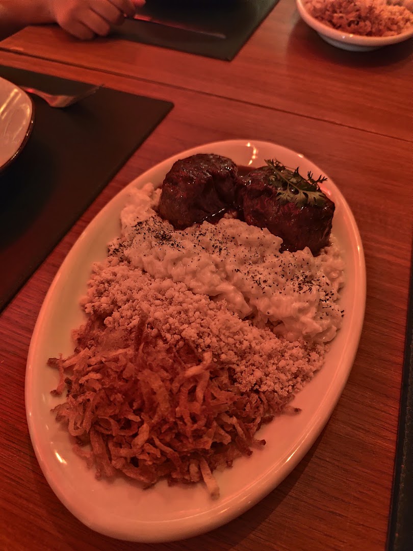 Prato com carne e acompanhamentos bem apresentado
