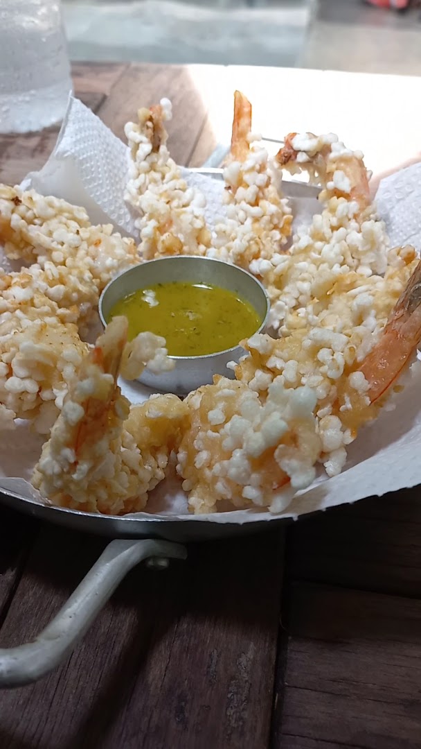 Entrada crocante servida com molho para compartilhar