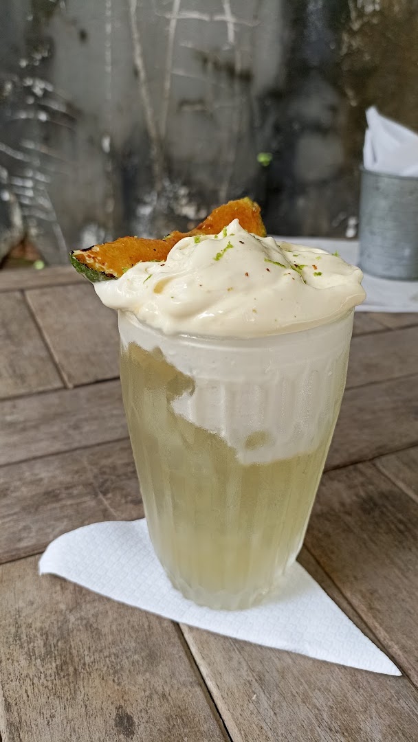 Sobremesa cremosa finalizada com raspas cítricas