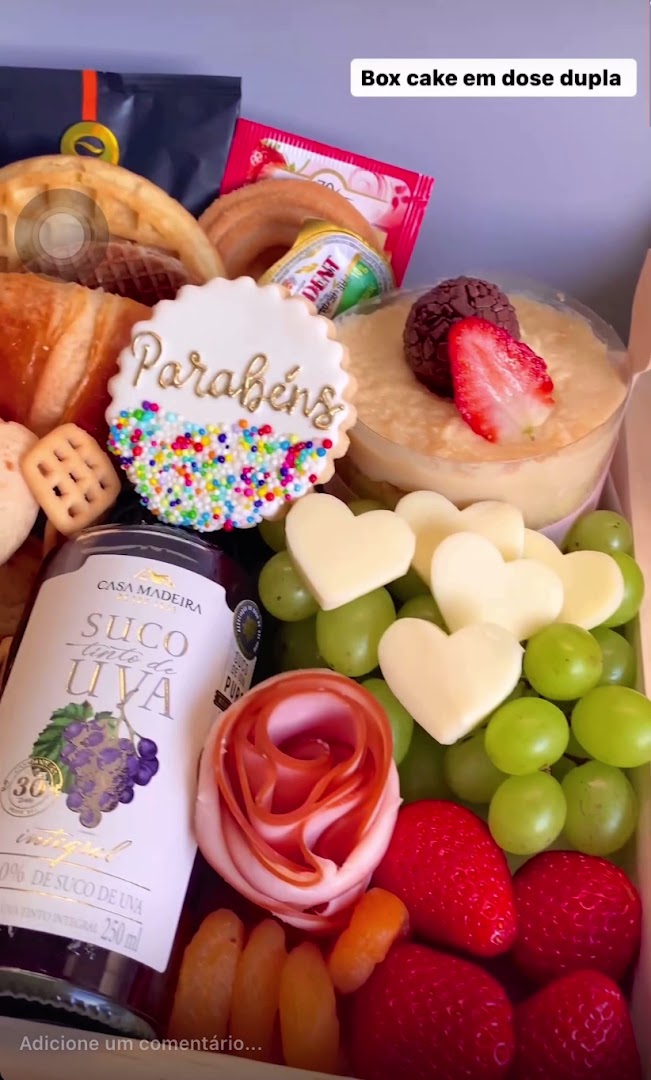 Café da manhã com croissant, frutas, suco, biscoito decorado de parabéns e docinhos
