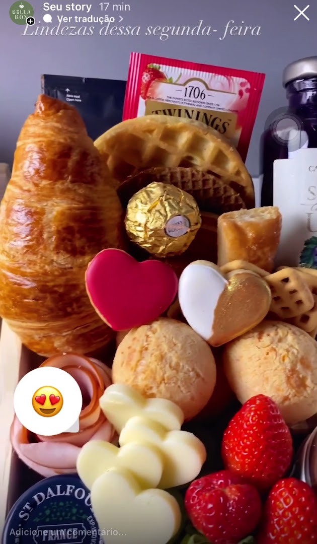 Croissant, pão de queijo, queijos em formato de coração e chocolate em um box de café da manhã