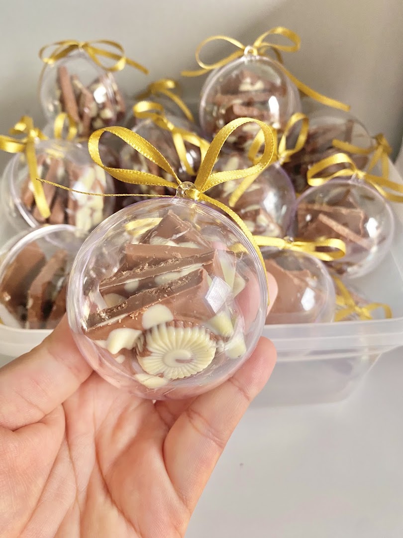 Bolinhas de chocolate com laço dourado
