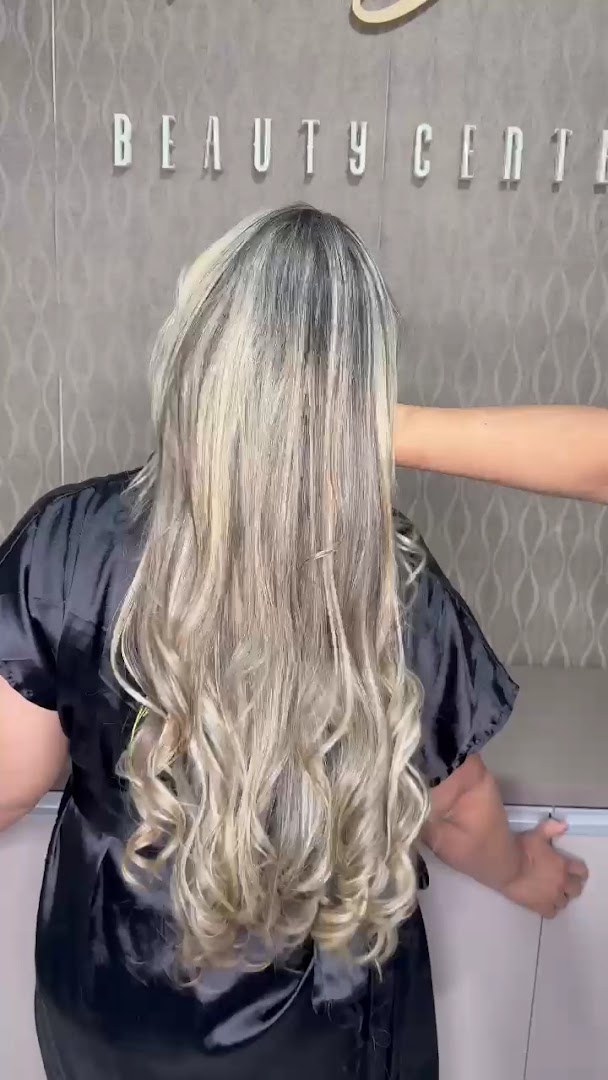 Cabelo com mechas e luzes em loiro iluminado, visto de trás