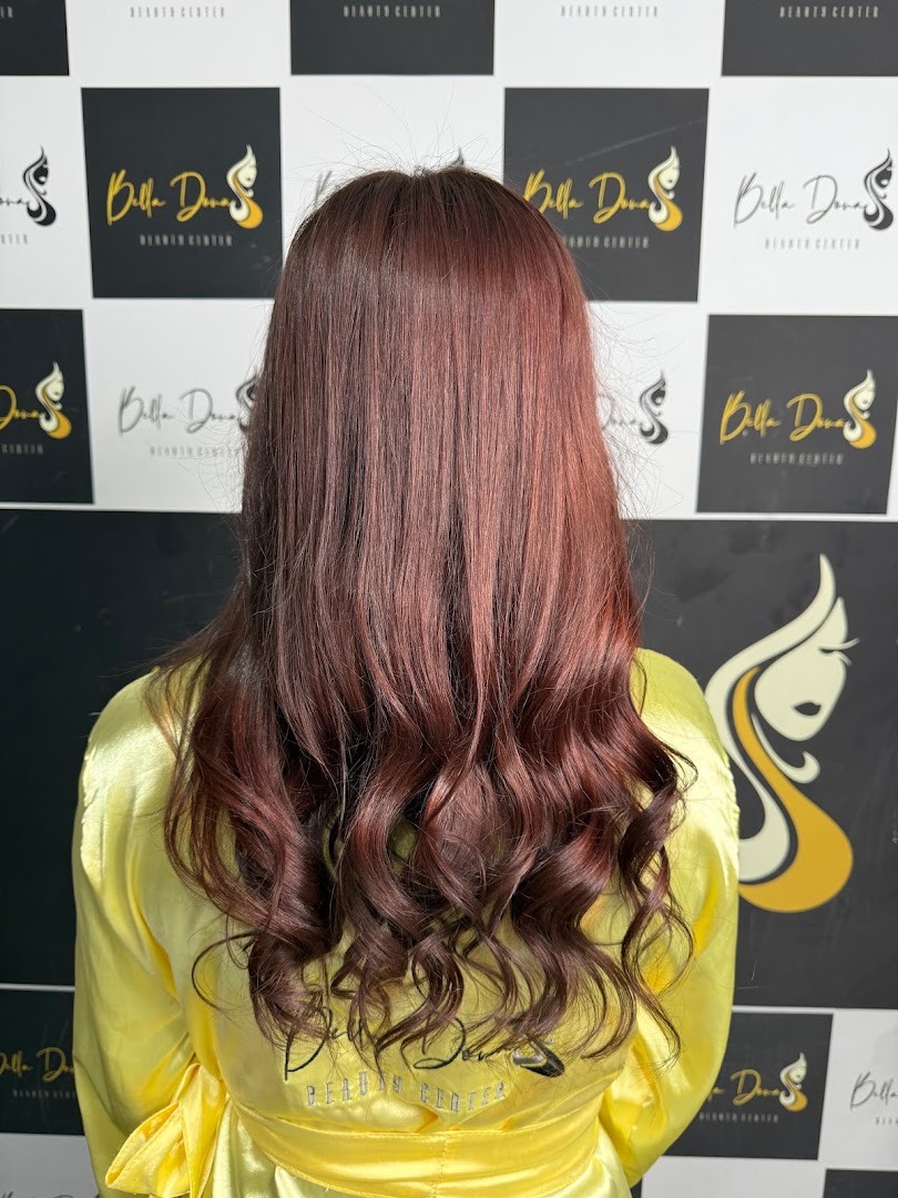 Cabelo com cachos definidos em tom castanho avermelhado, visto de trás