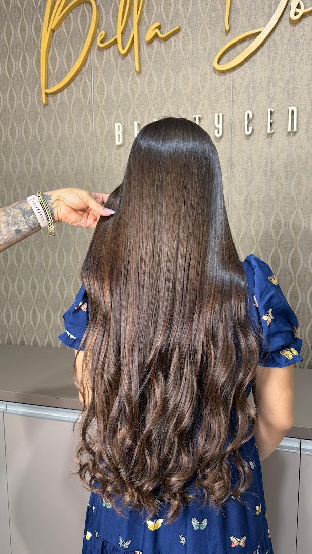 Cabelo castanho longo sendo finalizado com muito brilho no Bella Dona Beauty Center