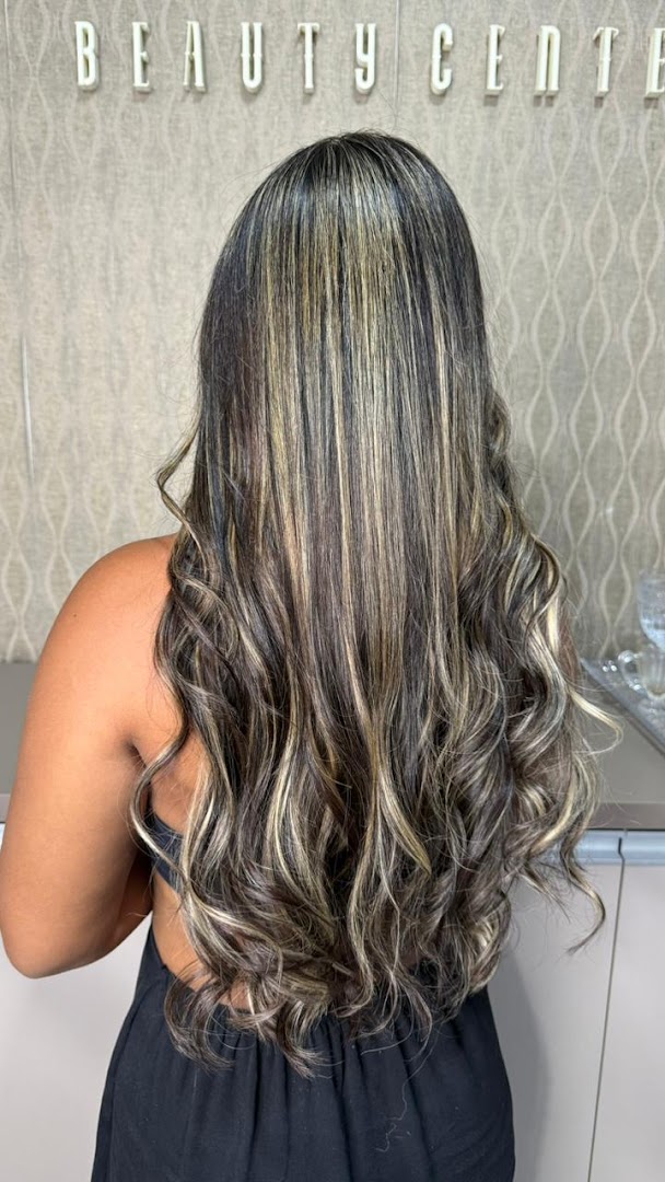 Cabelo com ondas e mechas iluminadas em base morena, visto de trás