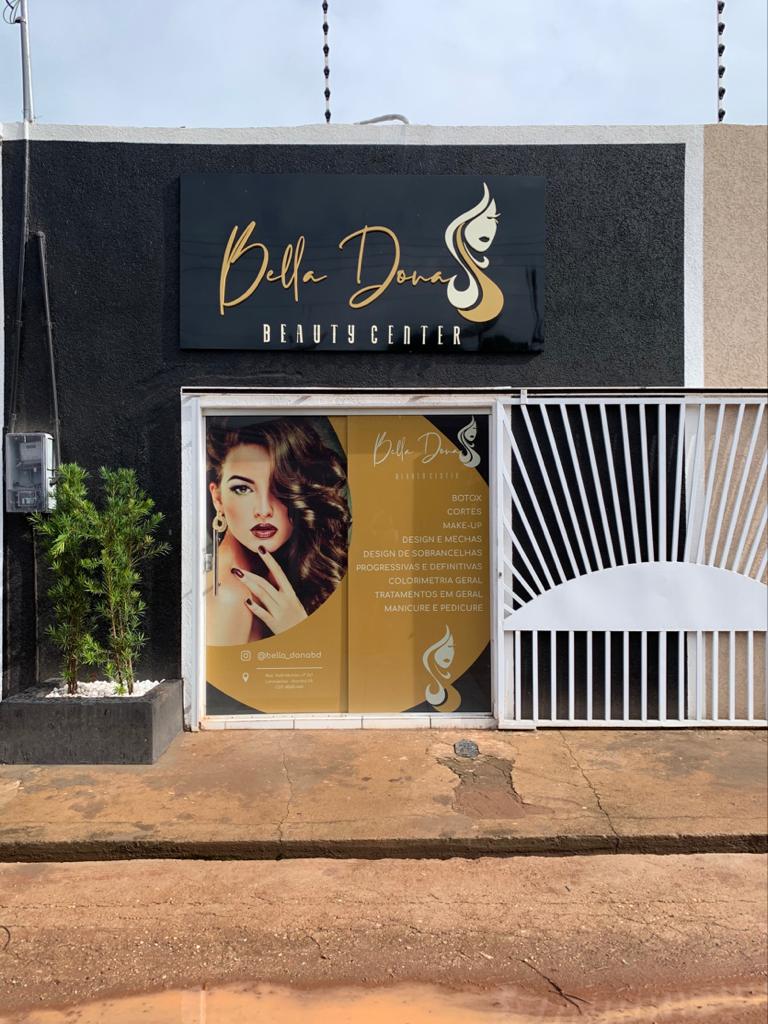 Fachada do Bella Dona Beauty Center com o logo dourado, em Marabá