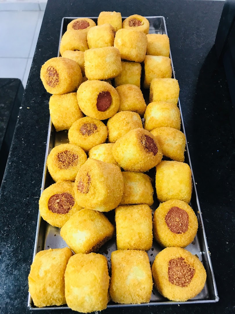 Bandeja de salgados assados douradinhos